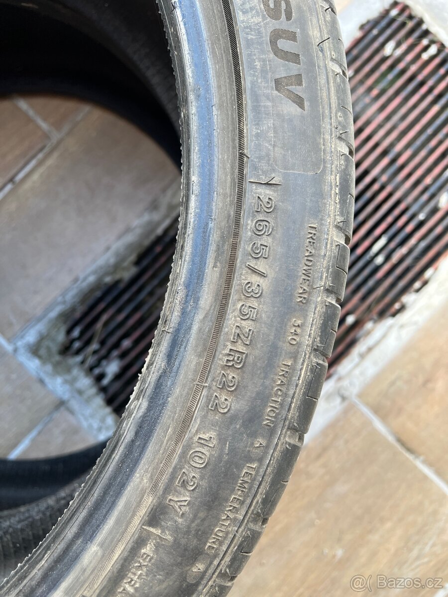245/35 r22