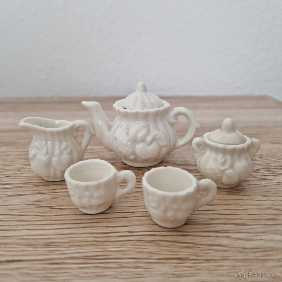 Starý porcelánový set miniaturního nádobí