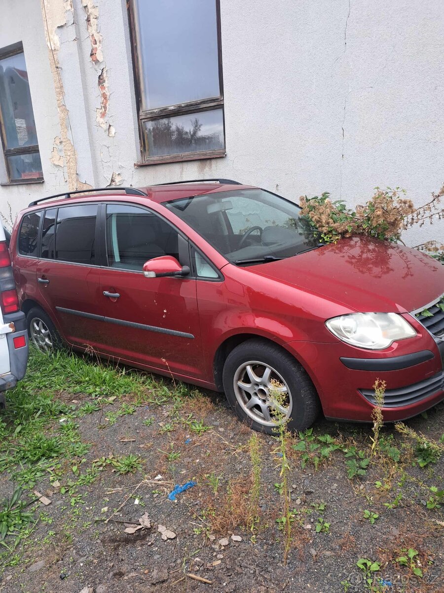 Více aut na náhradní díly
