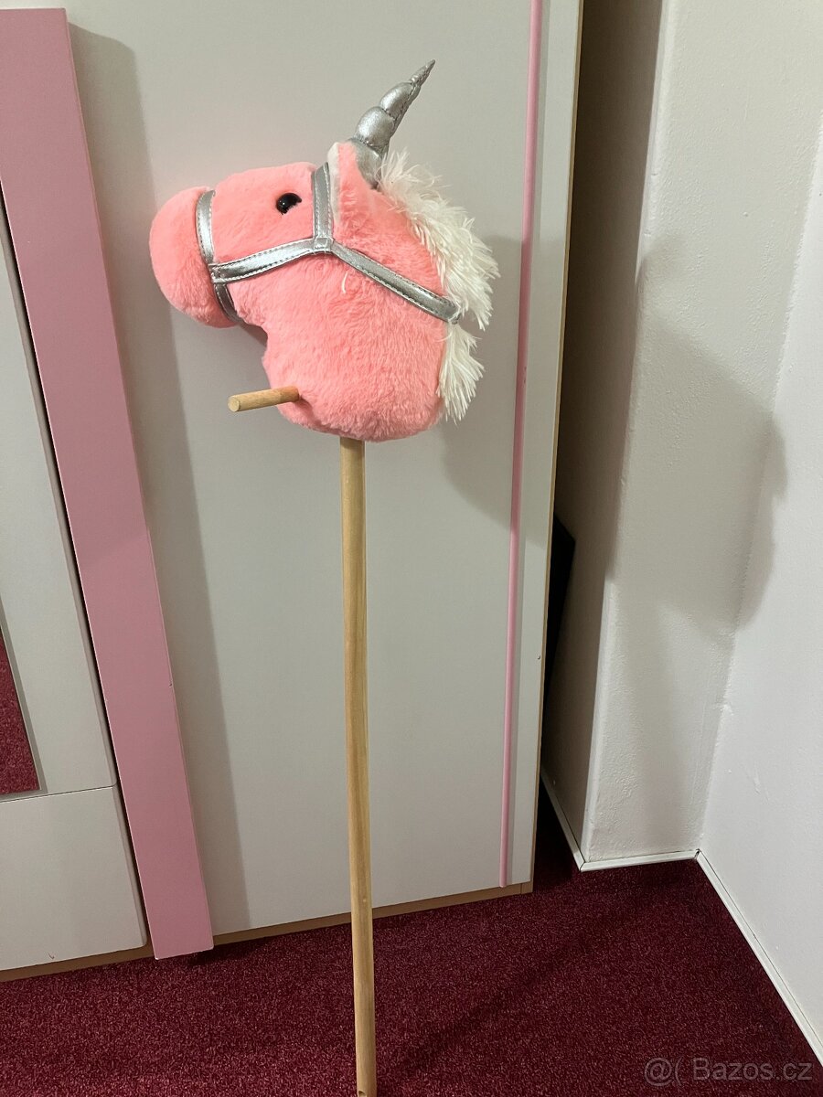 Kůň - jednorožec na tyči