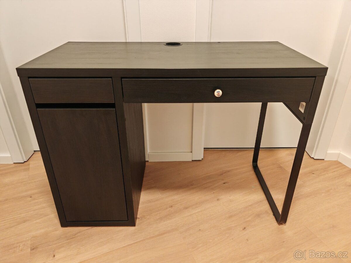 Stůl Ikea MICKE - černý s úchytkou