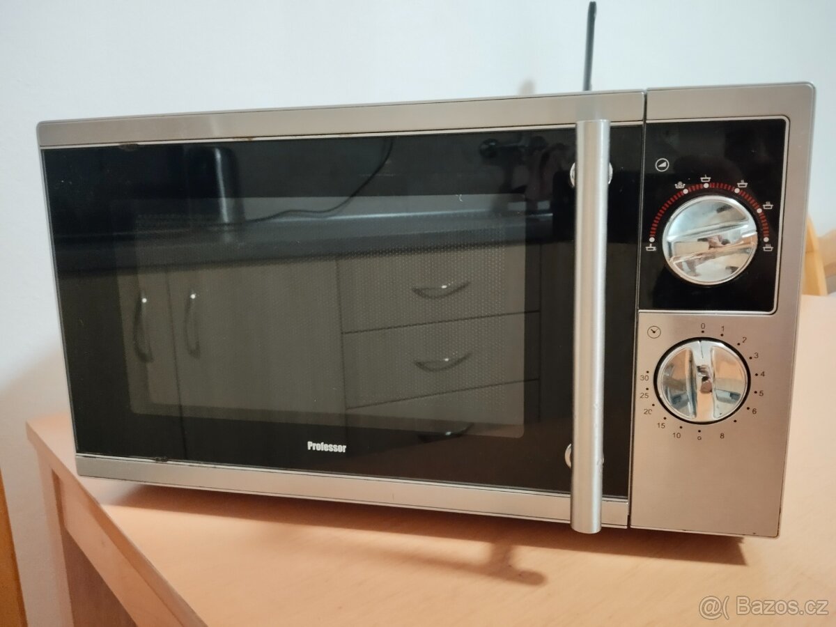 Prodám funkční mikrovlnku. Jediný problém je, že nemá talíř,