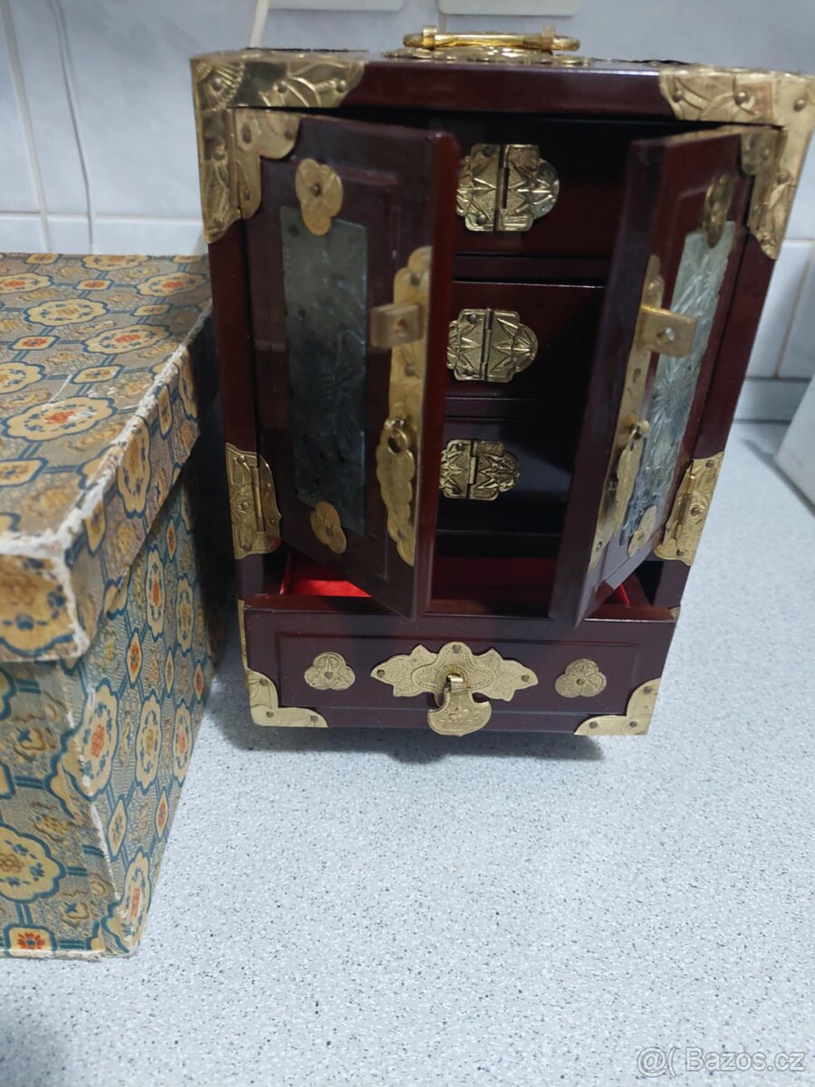 Stara hrající šperkovnice