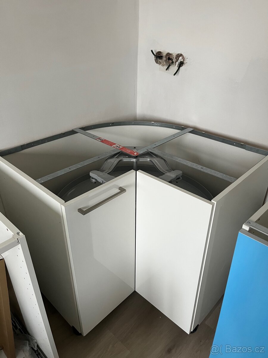 Rohová kuchyňská skříňka s otočným mechanizmem