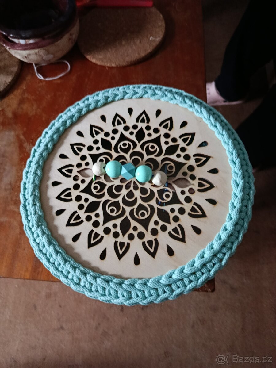 Háčkovaný košík, nový, nepoužitý.