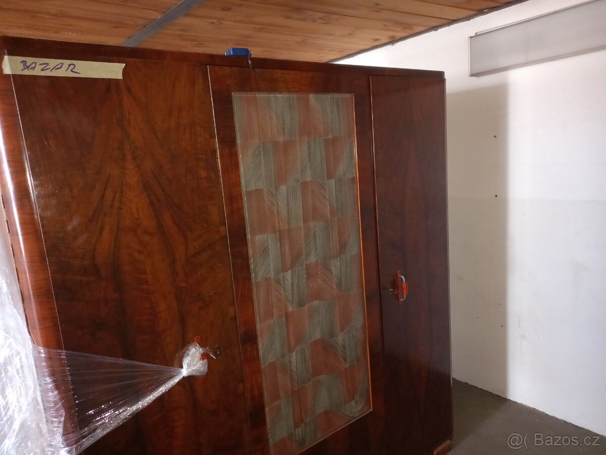 Starožitná skříň 60léta třídveřová