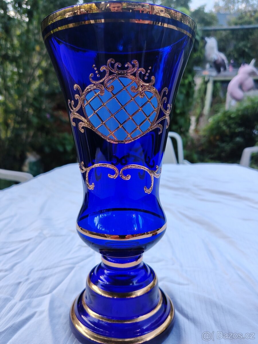 Modrá skleněná váza s ornamentem