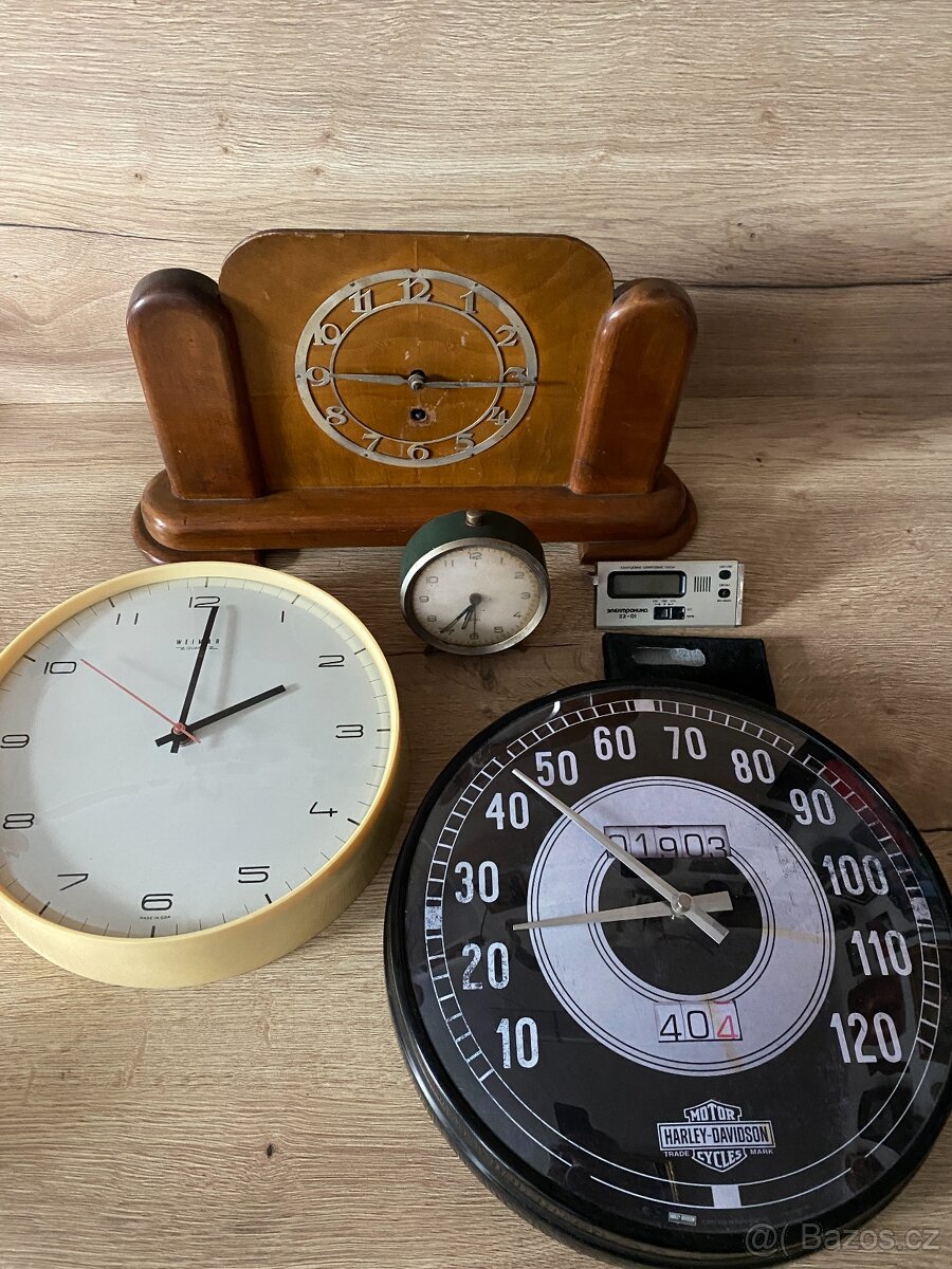 hodiny staré hodiny dřevěné hodiny retro hodiny budík prim