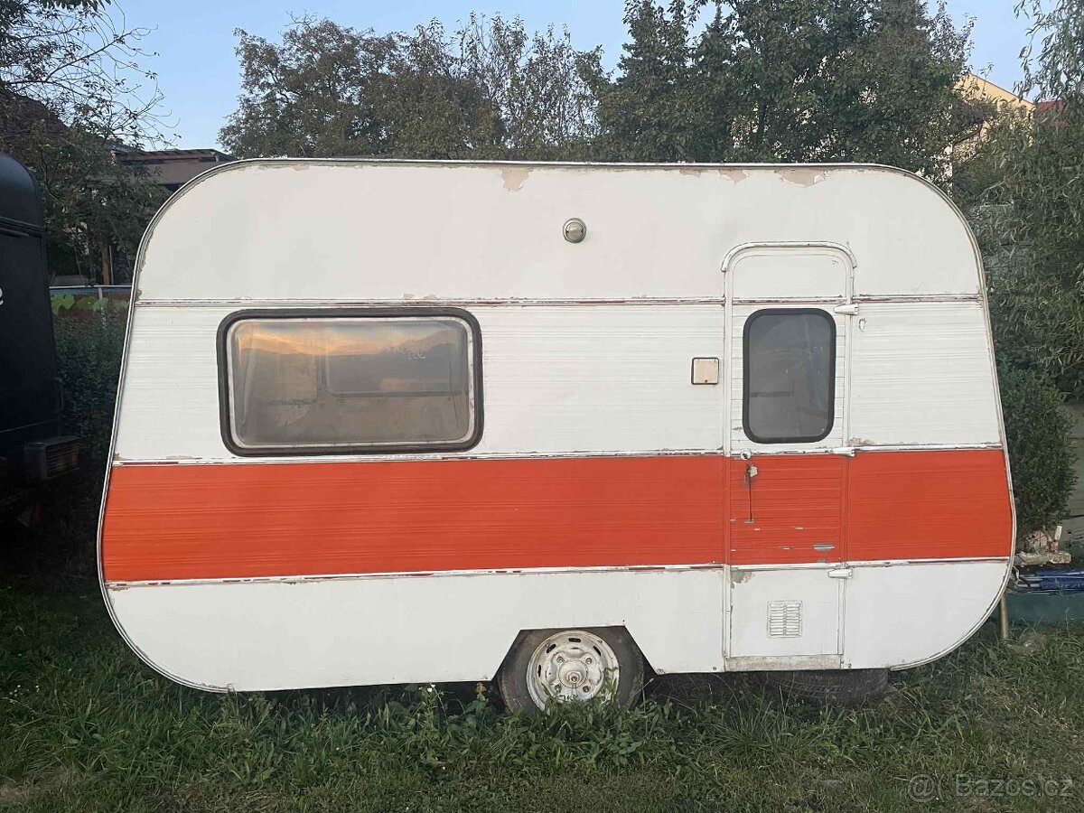 Starý karavan bez TP