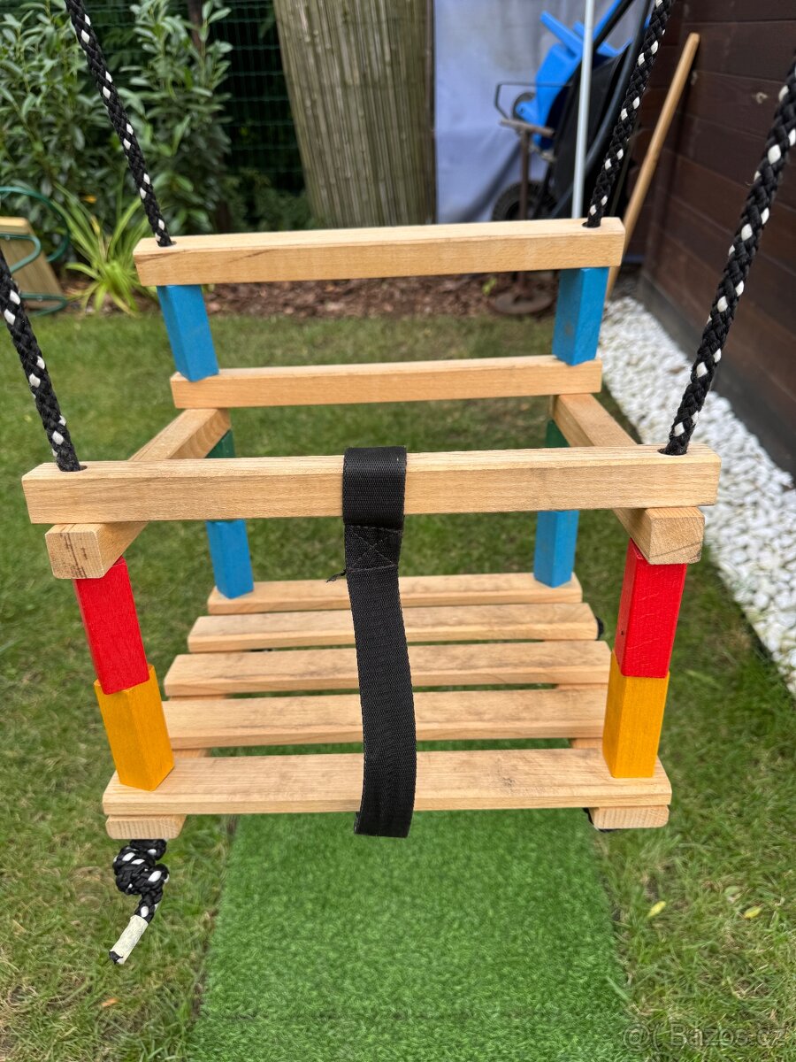 Dřevěná dětská houpačka