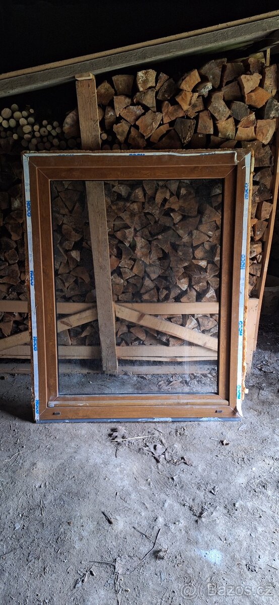 Plastové okno bílo-hnědé