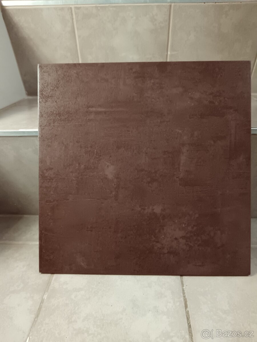 Dlažba hnědá, 33,3 x 33,3, zbytek 1,2 m
