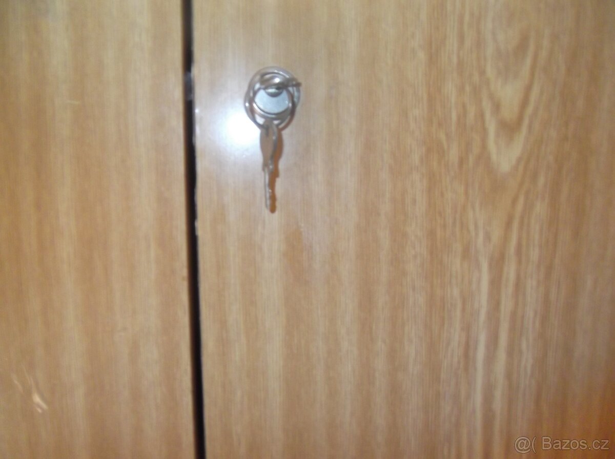 SKŘÍŇ A PSACÍ STŮL