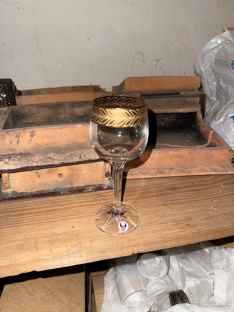 Stará sada sklenic a karafa