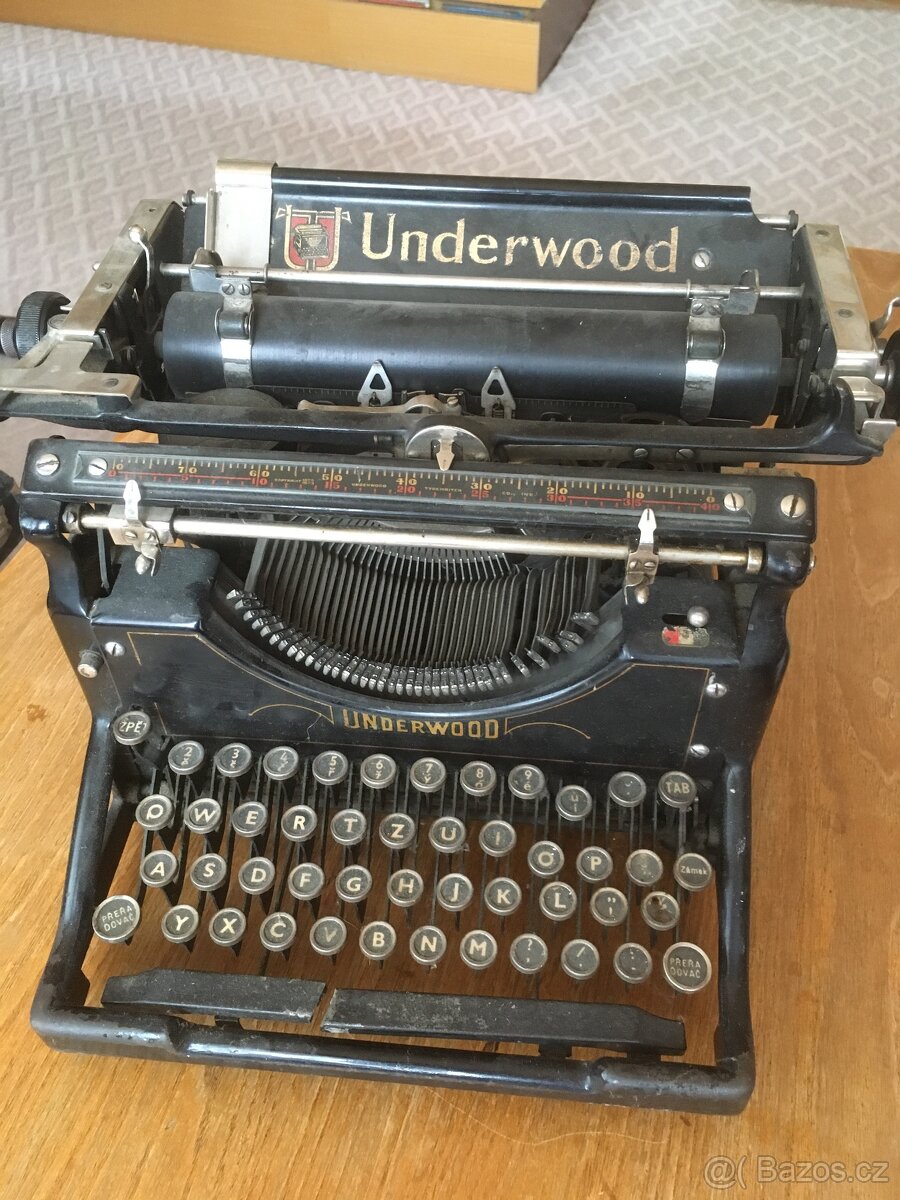 Starožitný psací stroj Underwood.