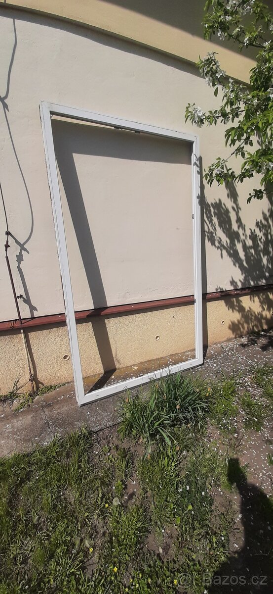 Dvoukřídlé plastové dveře s ventilací
