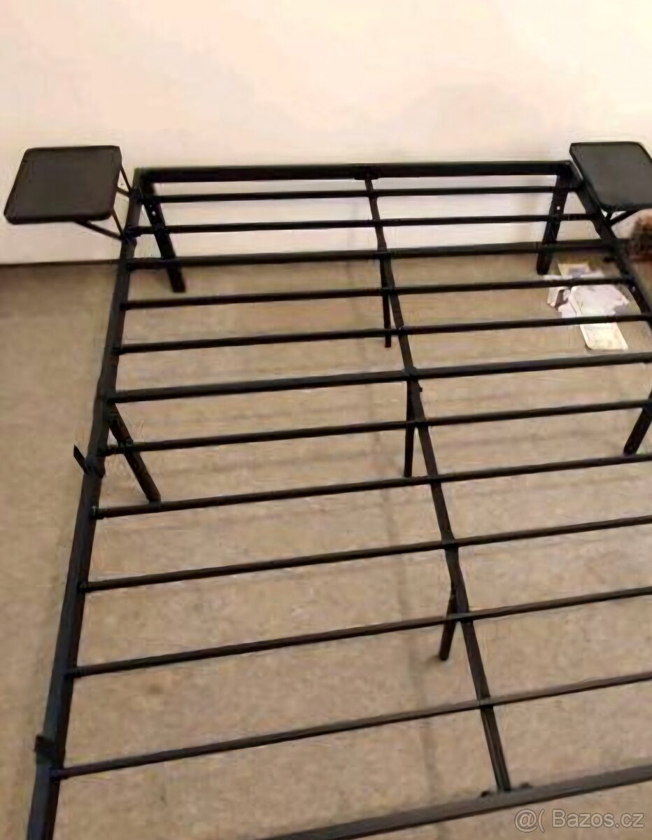 Nová postel s nočními stolky a roštem