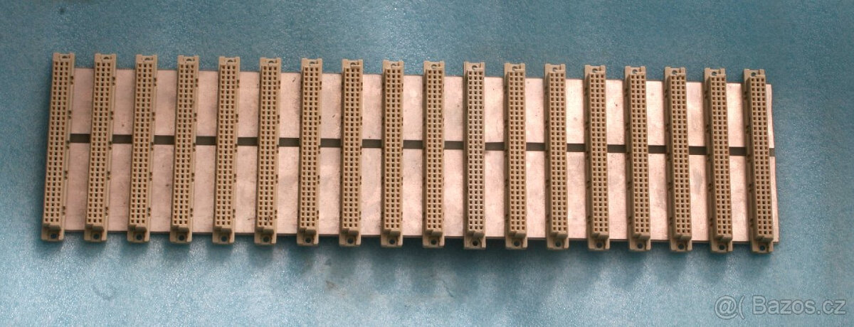SAPI backplane s 18 sloty