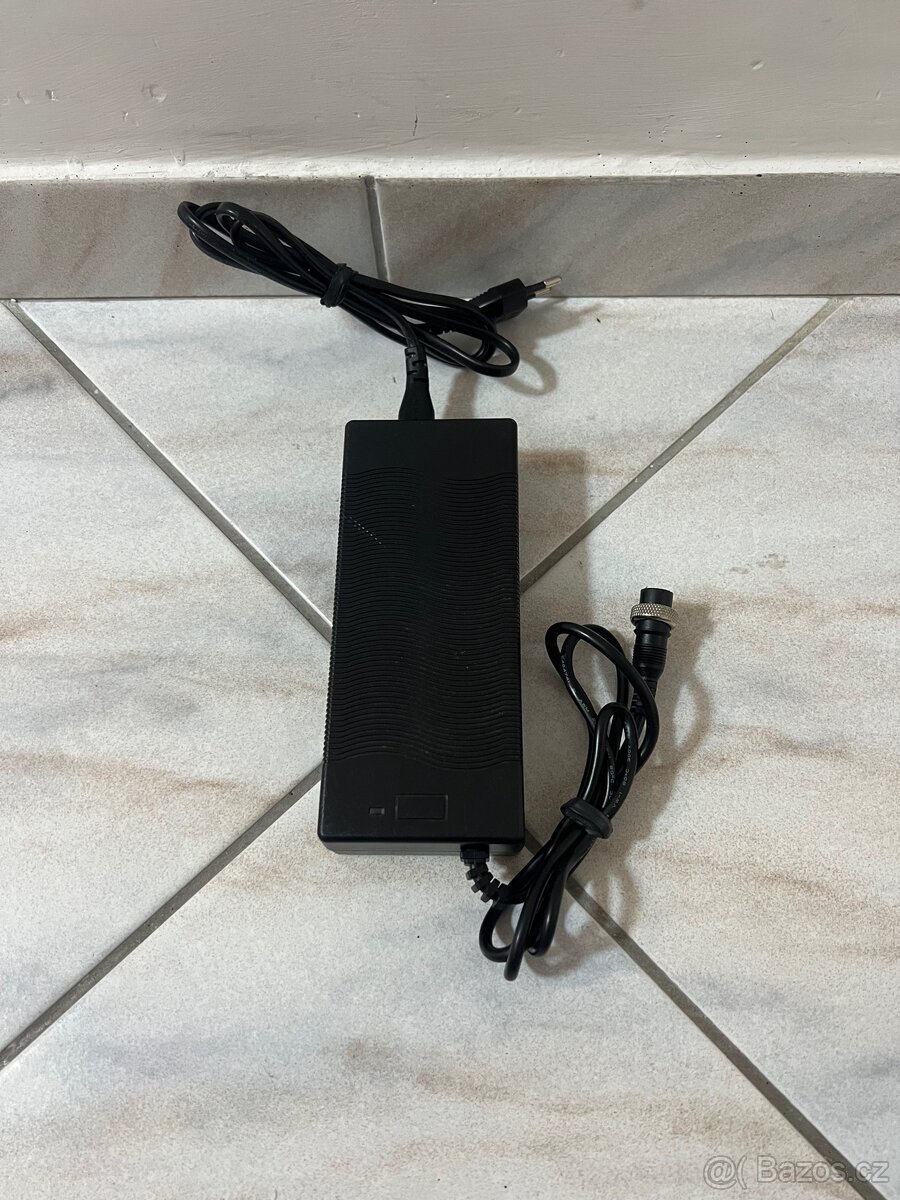 Nabíječka pro elektrokoloběžky 48V
