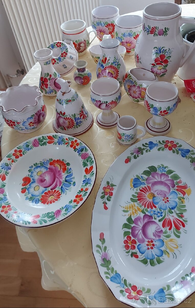 Sada ručně malované keramiky s folklorním motivem – 15+ kusů