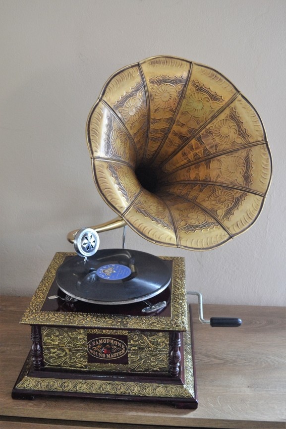 Gramofon s mosaznou troubou - čtvercový zlatý
