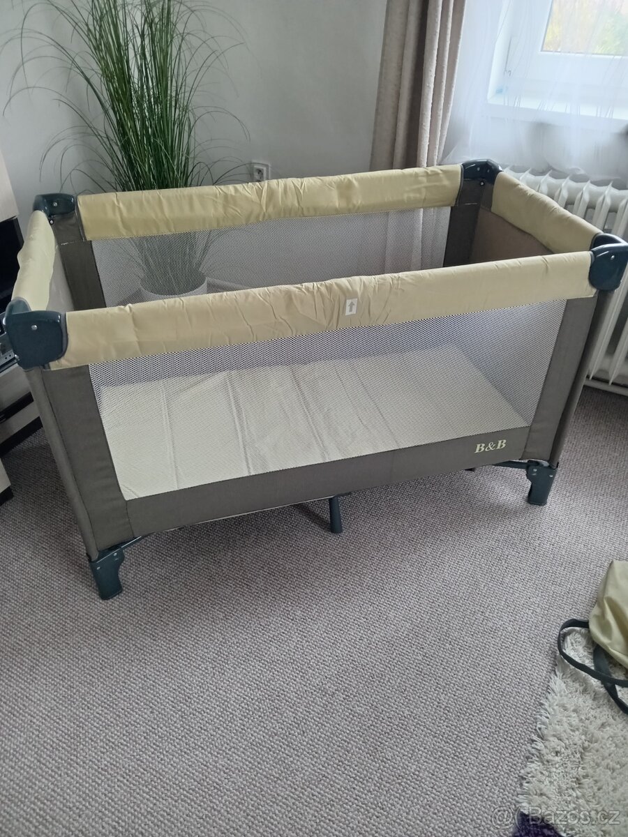 Cestovní skládací postýlka