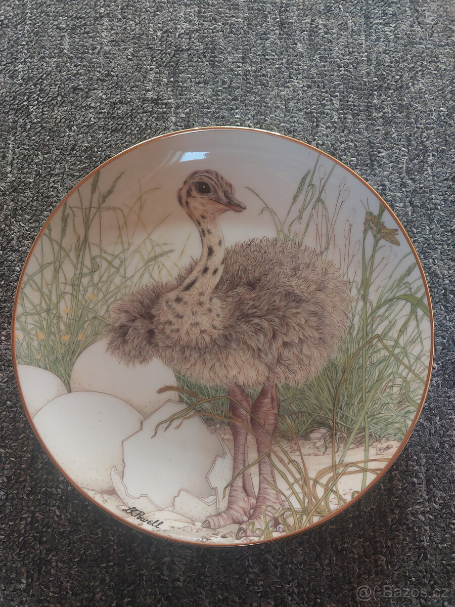 Malovaný, zdobený talíř - mládě pštrosa