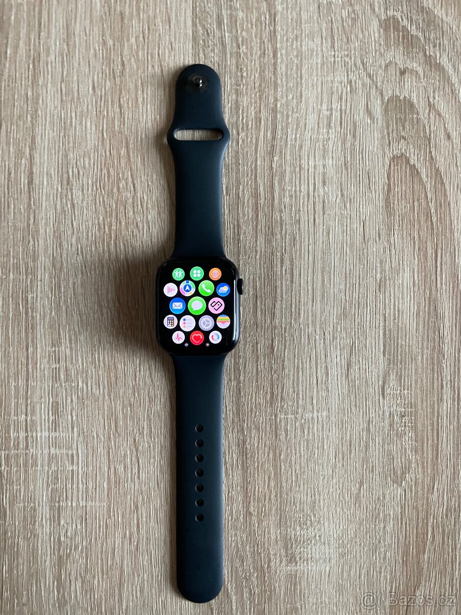 Apple Watch 7 45 mm s příslušenstvím