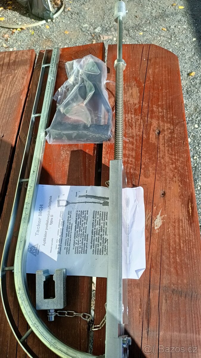 Aplikátor podlahových příchytek