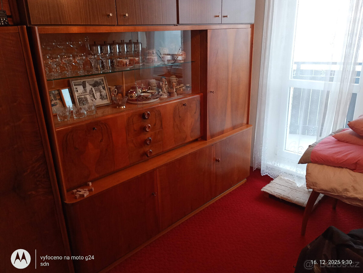 Starožitný set / vše ořech / - vleze se do výtahu