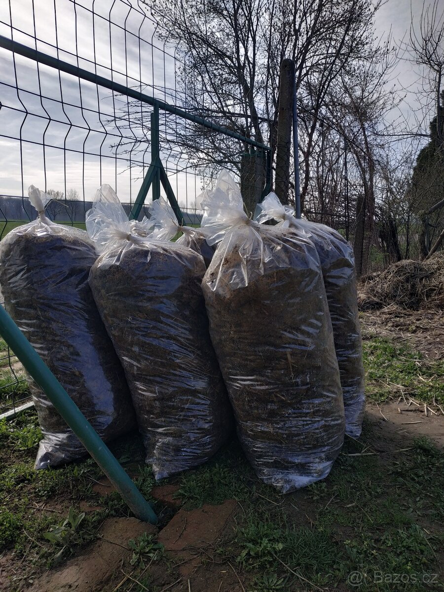 Koňský hnůj v pytlích do zahrádky