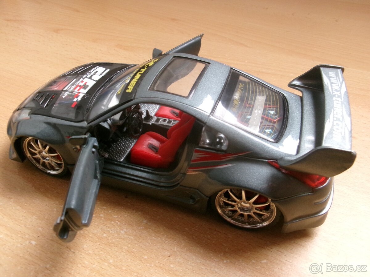Nissan 350Z model 1:24