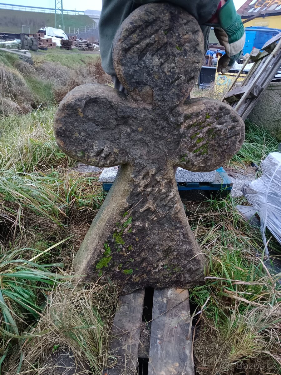 Smírčí kříž pískovec