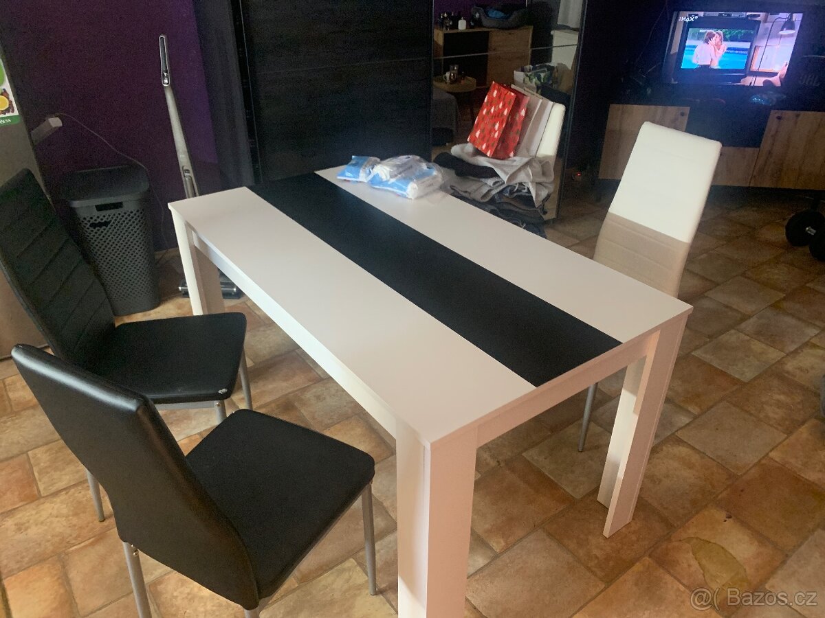 4 židle a stůl