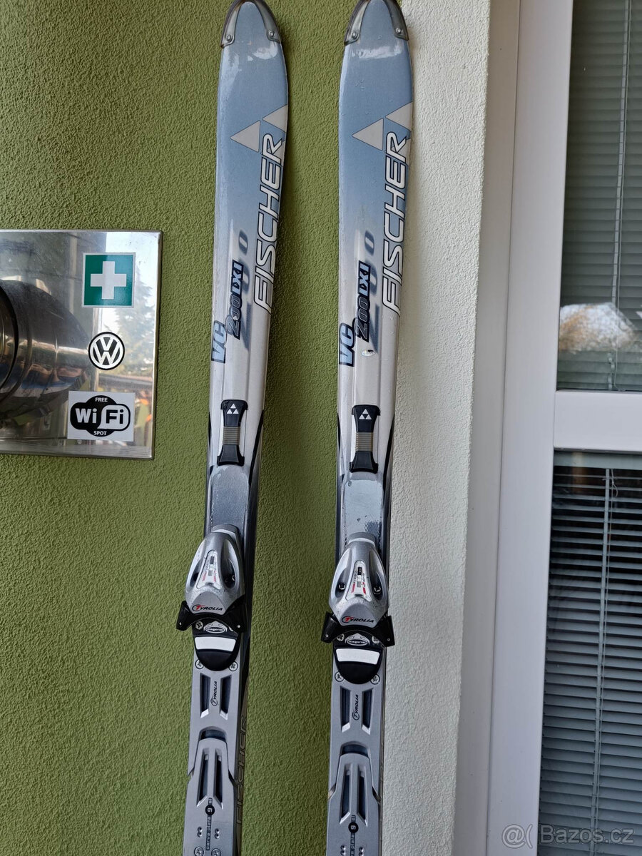 Tři lyžařské sety pro dospělé