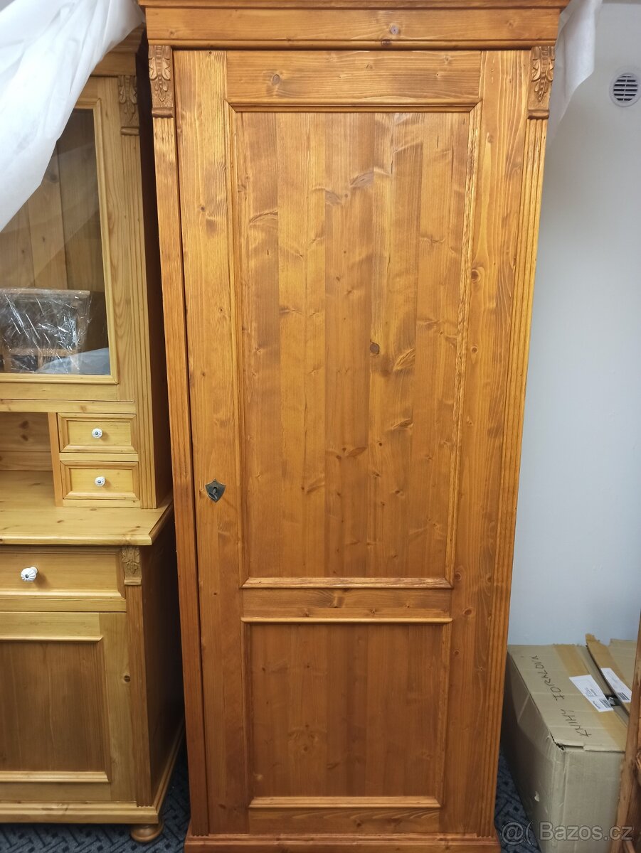 Antik dřevěná chalupářská šatní skříň