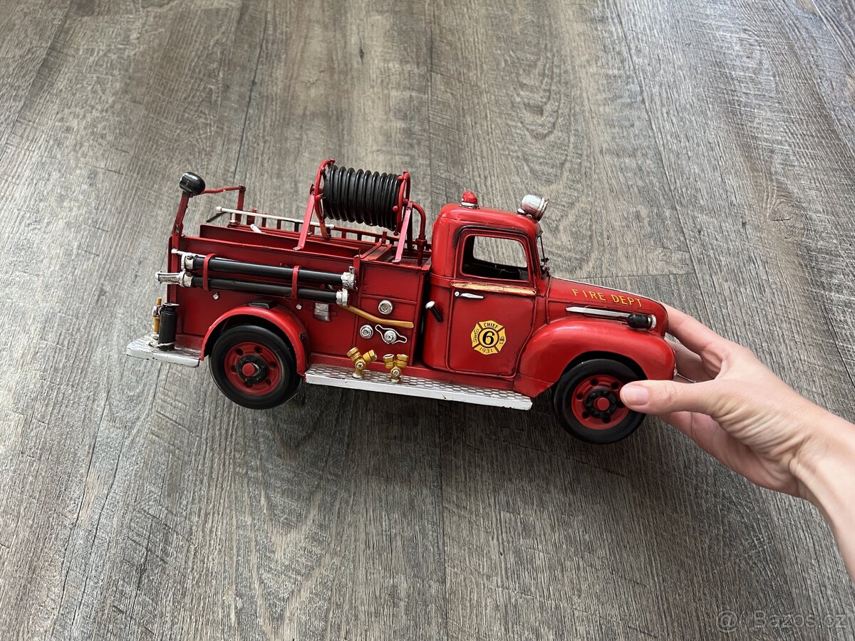 Dekorace - historické hasičské auto