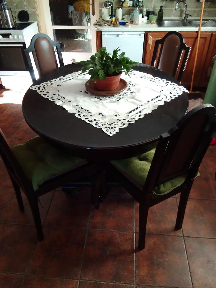 Oválný stůl rozkládací a 4 židle