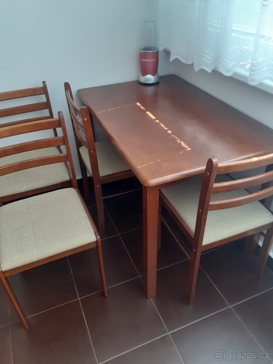 Jídelní stůl
