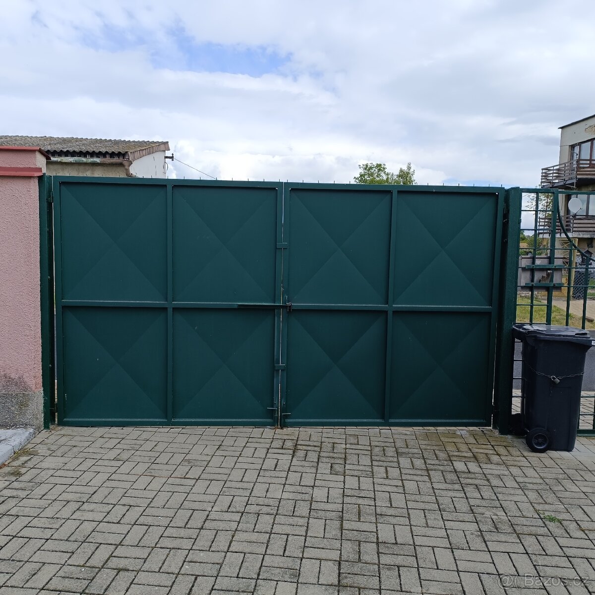 Dvoukřídlá plechová vrata