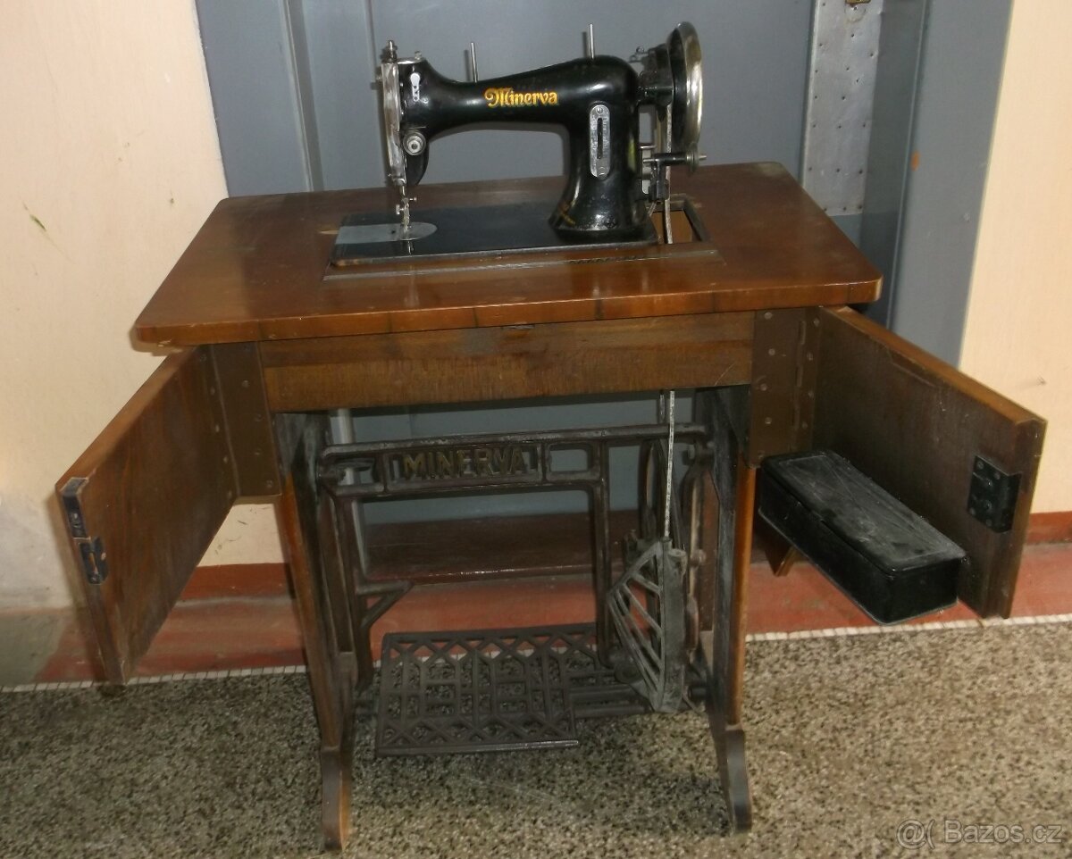 Starý šicí stroj MINERVA