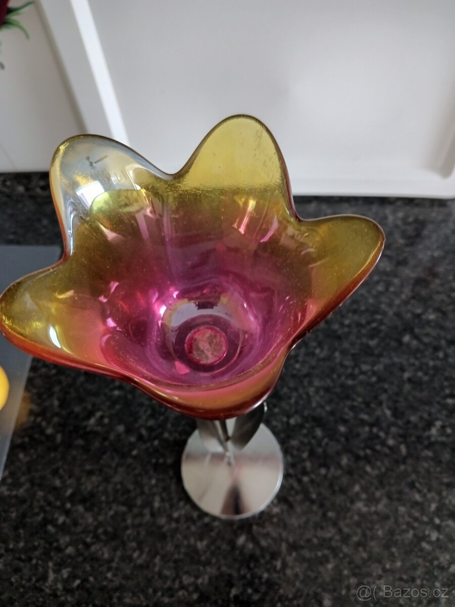 Svícen ve tvaru tulipánu.
