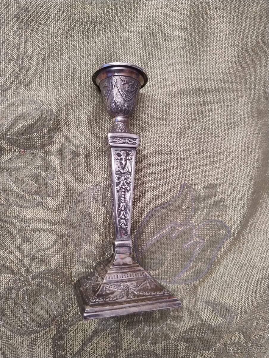 SILNĚ POSTŘÍBŘENÝ SVÍCEN 22 CM