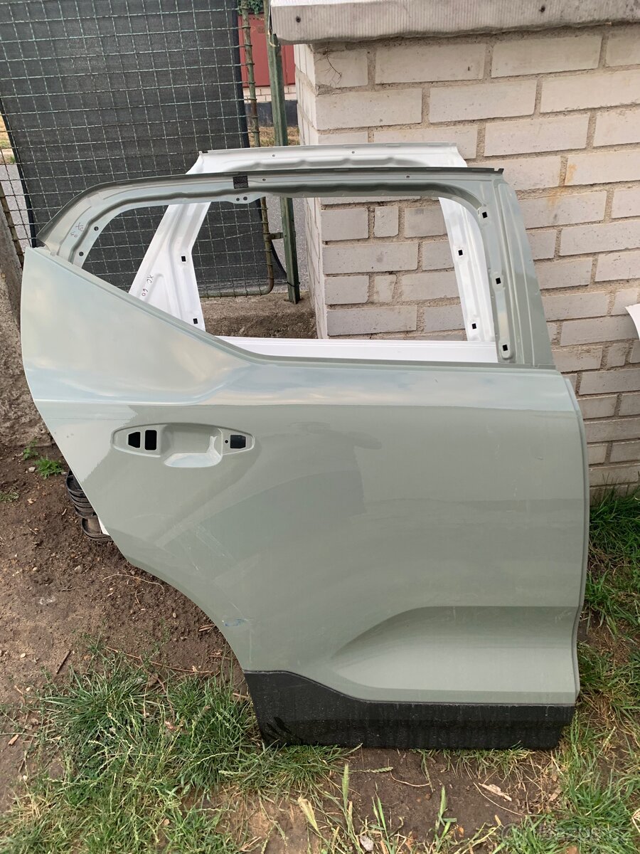 VOLVO XC40 PRAVÉ ZADNÍ DVEŘE