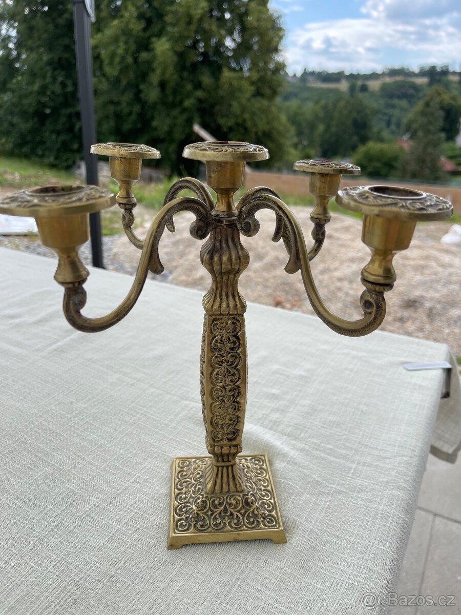 Starý mosazný svícen