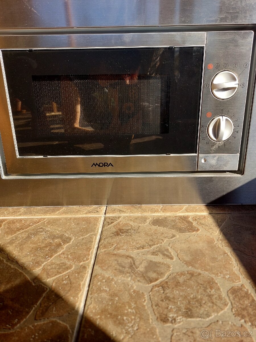 Vestavná mikrovlnná trouba Mora MT06