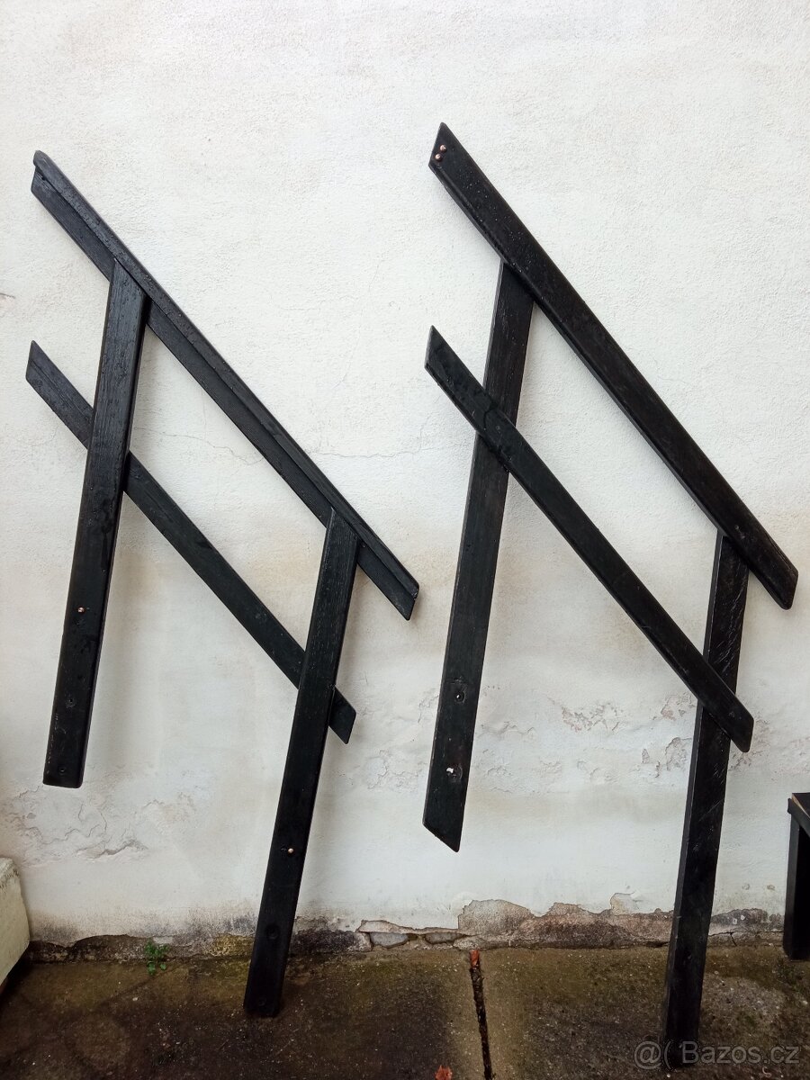 Dřevěné zábradlí ke schodišti. Masivní