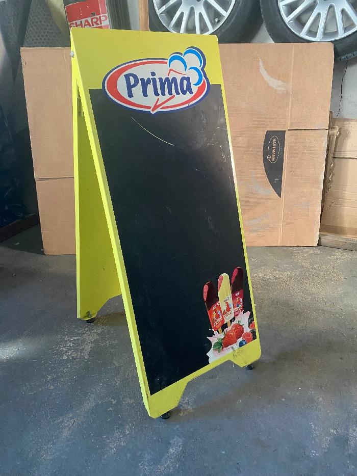 Stojací "Ačko" před obchod