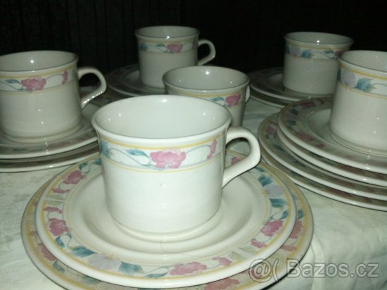 Sada hrnků s talířky i podšálky