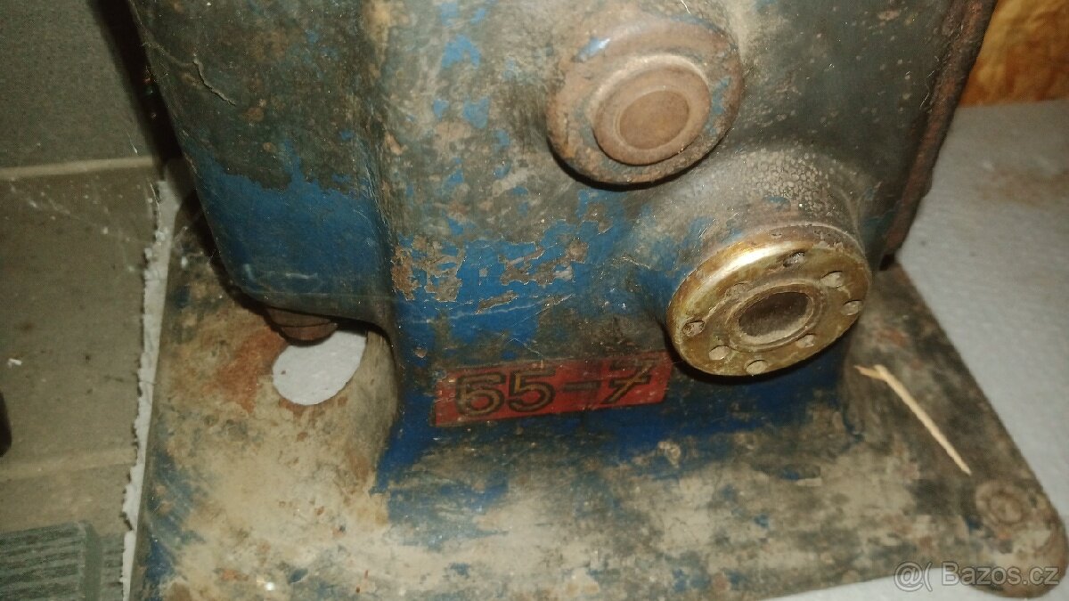 Stará odstředivka i z nalevkami